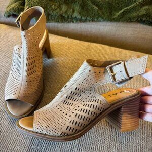 WOMENS NUDE TAUPE OPEN-TOE BOOTIES, SIZE 7.5